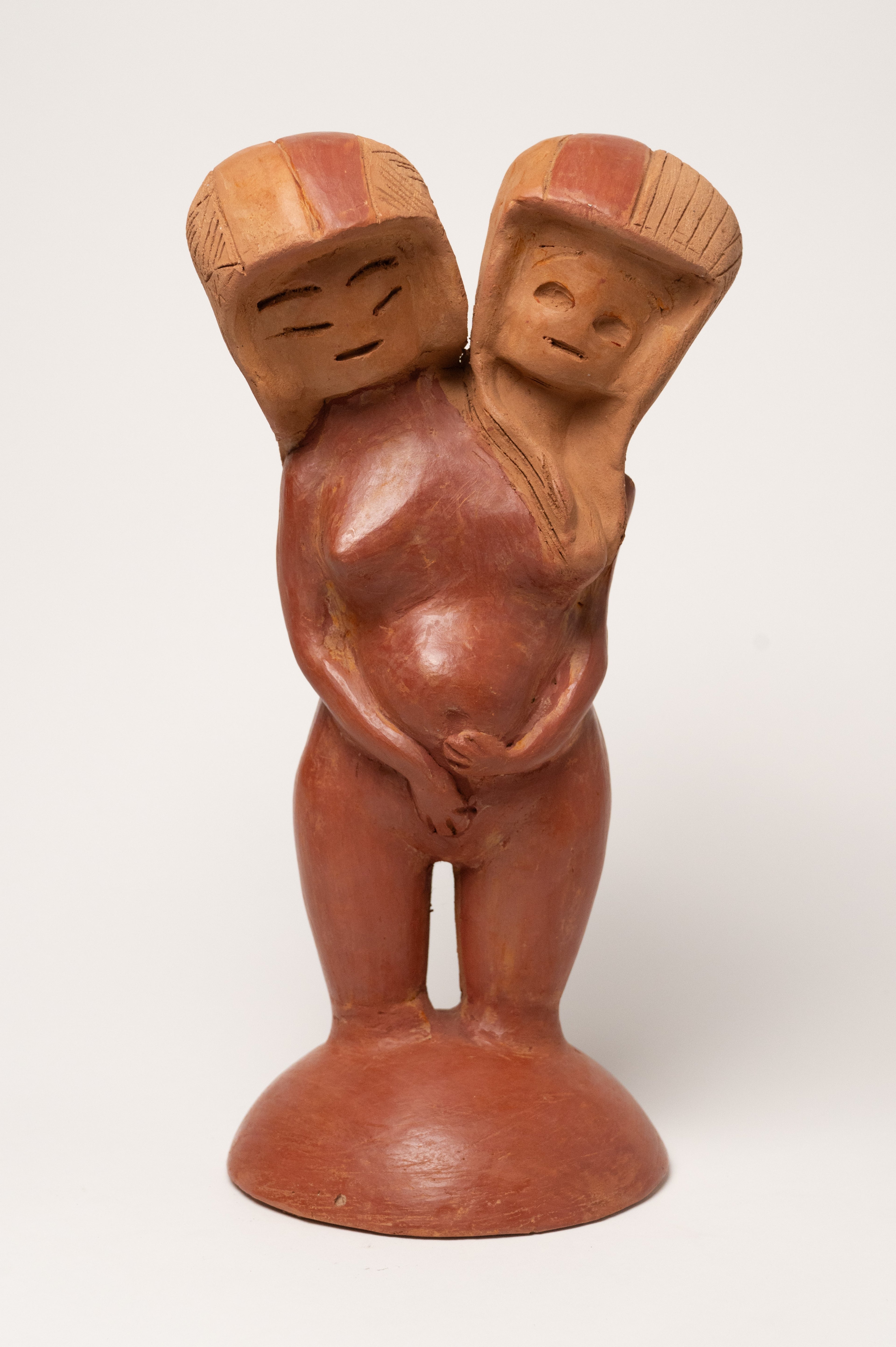 Valdivia parada con 2 cabezas