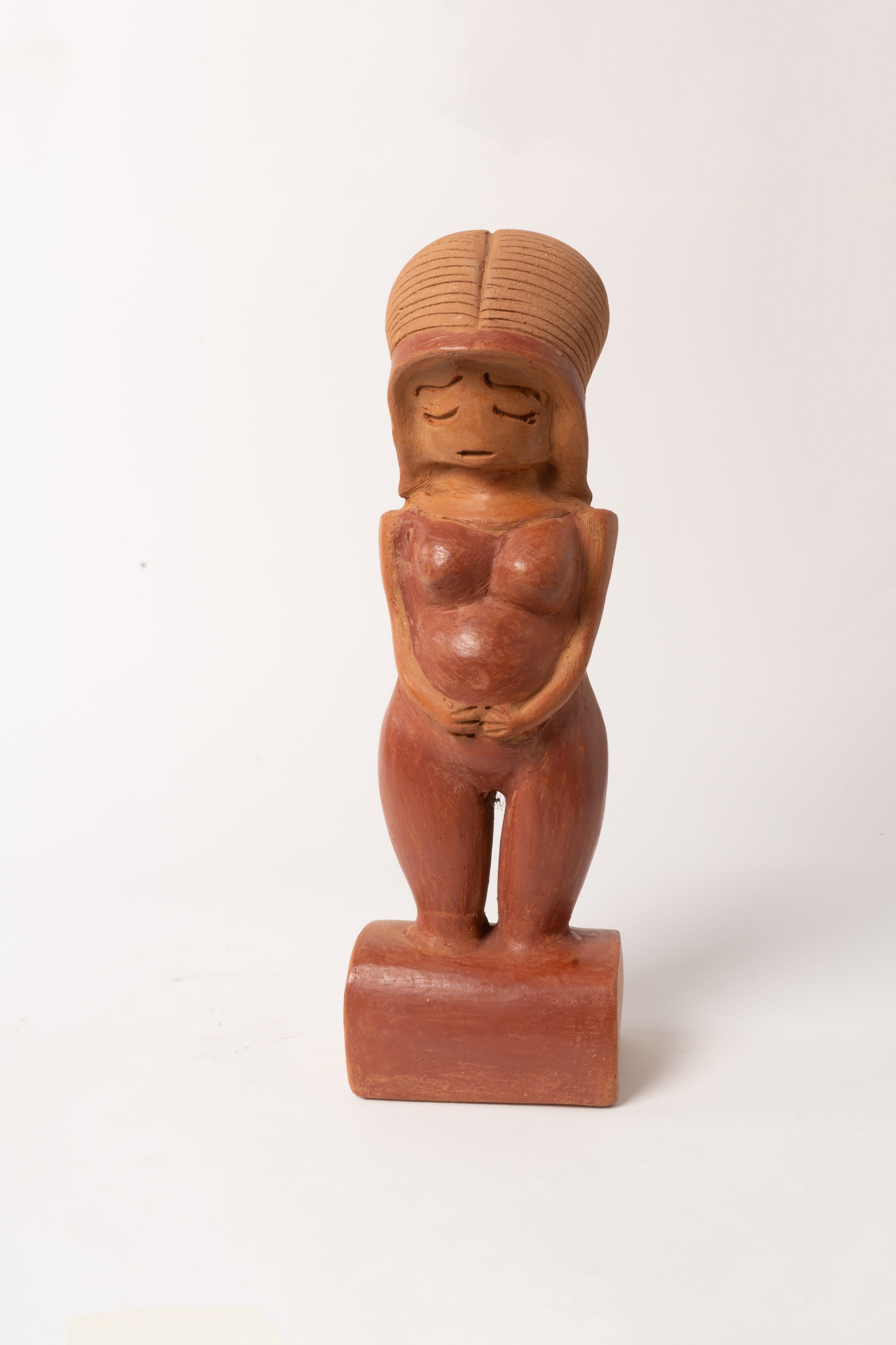 Valdivia parada con base cuadrada