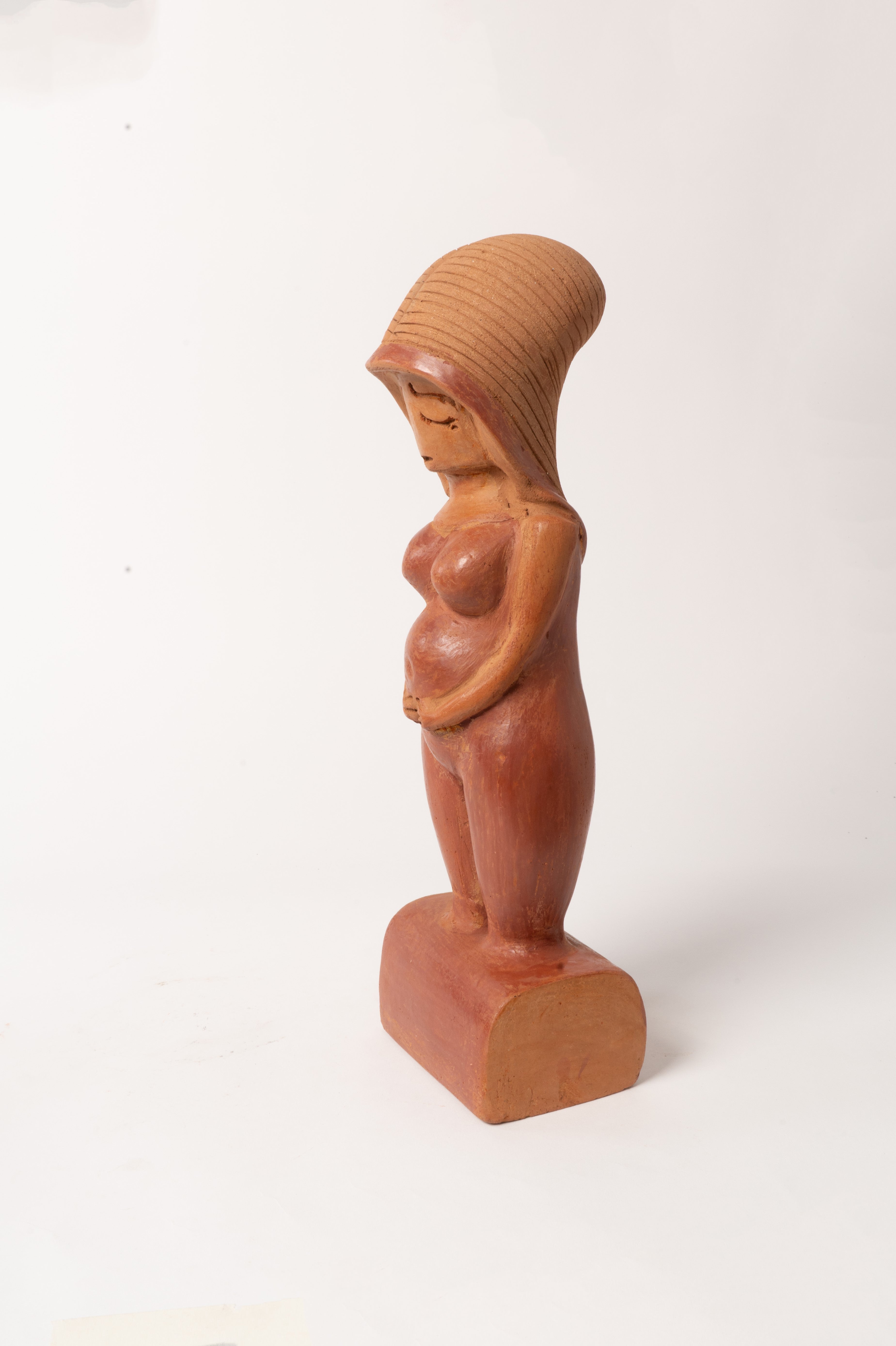 Valdivia parada con base cuadrada